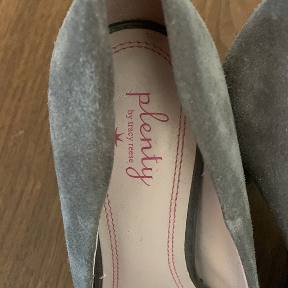 Pretty Gray Suede, Plenty by Tracey Reese Chunky Heels! - Picture 3 of 8